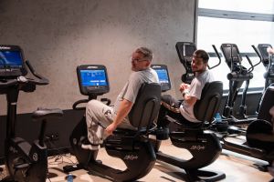 Uczestniczki i uczestnicy WTZ podczas ćwiczeń