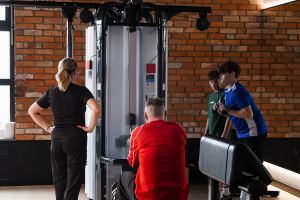 Uczestnik WTZ oraz wolontariusze podczas ćwiczeń