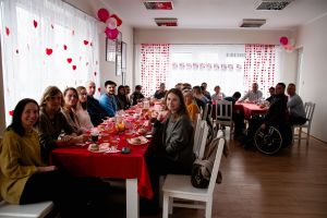 Uczestniczki i uczestnicy wydarzenia podczas poczęstunku