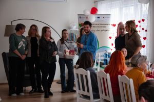 Uczestniczki i uczestnicy WTZ obdarowujący się kartkami walentynkowymi