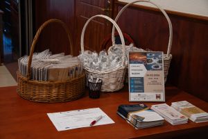 Widok gadżetów promocyjnych oraz ulotek