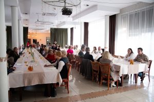 Członkowie stowarzyszeń i fundacji podczas posiłku w restauracji Autos