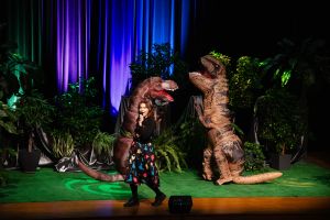 Pani Dominika Cieślak śpiewająca utwory o dinozaurach