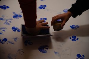 Widok dziecięcych dłoni podczas warsztatów