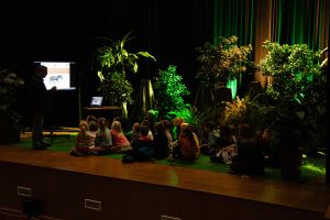 Widok dzieci uczestniczących w warsztatach