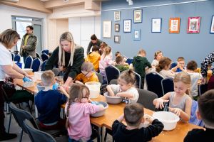 Widok dzieci uczestniczących w warsztatach