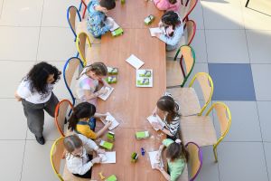 Widok dzieci uczestniczących w warsztatach