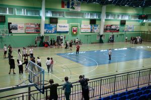 Widok młodzieży na hali OSiR podczas konkurencji sportowych