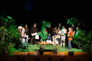 Widok osób odbierających nagrody za konkurencje sportowe