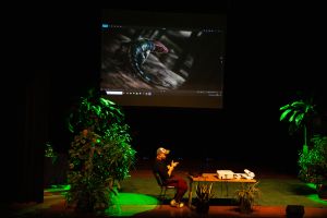 Widok Pana Marcina Ambrozika, paleoartysty podczas prelekcji