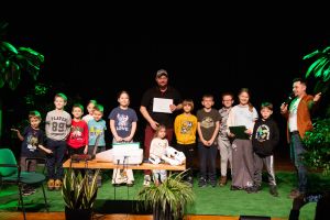 Pamiątkowe zdjęcie Pana Marcina Ambrozika z najwierniejszymi fanami