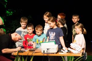 Widok dzieci oczekujących na autografy od Pana Marcina Ambrozika