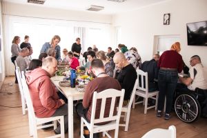 Uczestniczki oraz uczestnicy wydarzenia podczas trwania warsztatów