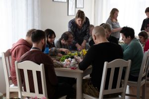 Uczestniczki oraz uczestnicy wydarzenia podczas trwania warsztatów