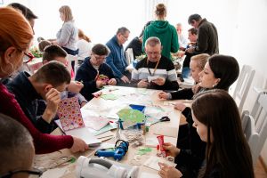 Uczestniczki oraz uczestnicy wydarzenia podczas trwania warsztatów