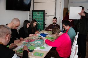 Uczestniczki oraz uczestnicy wydarzenia podczas trwania warsztatów