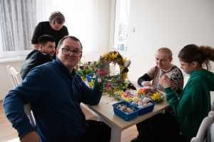 Uczestniczki oraz uczestnicy wydarzenia podczas trwania warsztatów