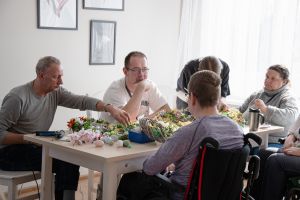 Uczestniczki oraz uczestnicy wydarzenia podczas trwania warsztatów