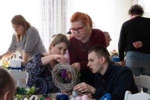 Uczestniczki oraz uczestnicy wydarzenia podczas trwania warsztatów