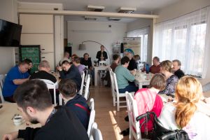 Uczestniczki oraz uczestnicy wydarzenia słuchający podziękowań wygłaszanych przez Kierownika WTZ Panią Annę Szymańską