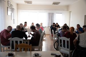 Uczestniczki oraz uczestnicy wydarzenia podczas poczęstunku