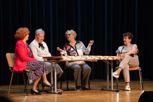 Grupa teatralna „Malachity" podczas występu