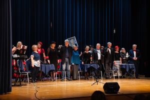 Uczestnicy Toruńskiego Uniwersytetu Trzeciego Wieku podczas występu