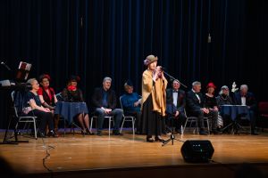 Uczestnicy Toruńskiego Uniwersytetu Trzeciego Wieku podczas występu