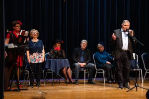 Uczestnicy Toruńskiego Uniwersytetu Trzeciego Wieku podczas występu