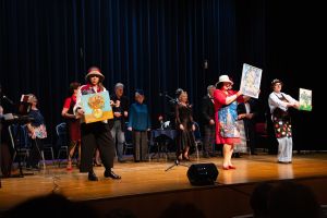 Uczestnicy Toruńskiego Uniwersytetu Trzeciego Wieku podczas występu