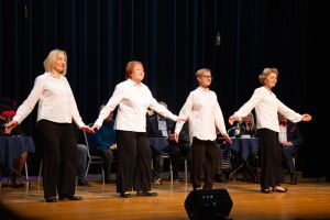 Uczestnicy Toruńskiego Uniwersytetu Trzeciego Wieku podczas występu