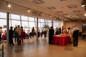 Widok osób podczas zorganizowanego poczęstunku