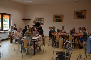 Dzieci podczas warsztatów plastycznych