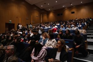 Widok osób uczestniczących w konferencji