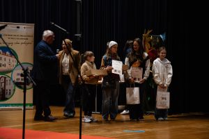 Widok osób nagrodzonych w szkolnym konkursie ekologicznym