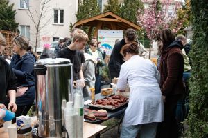 Widok osób podczas integracyjnego grilla