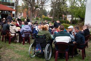 Widok osób podczas integracyjnego grilla