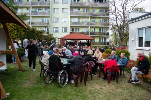 Widok osób podczas integracyjnego grilla