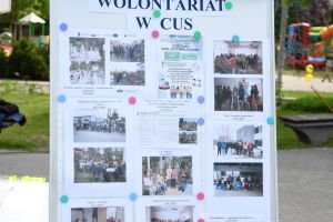 Widok tablicy informującej o działalności wolontariatu CUS