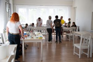 Widok osób uczestniczących w warsztatach w WTZ