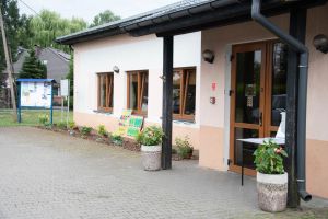 Widok frontu świetlicy po dokonaniu nasadzeń