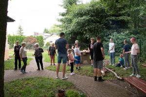 Widok osób przy ognisku