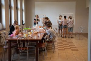 Uczestnicy warsztatów makramy i warsztatów plastycznych