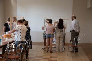 Uczestniczki warsztatów makramy w trakcie zajęć