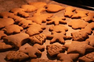 Widok pieczonych w piekarniku pierników