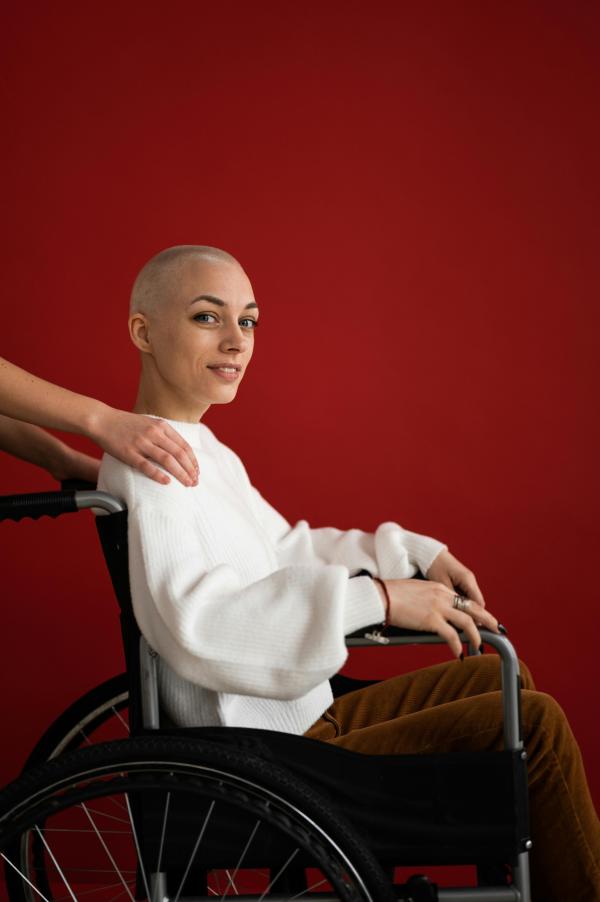 Kobieta z niepełnosprawnością na wózku