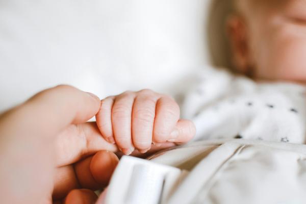 osoba z niepełnosprawnością trzymająca za rękę opiekuna