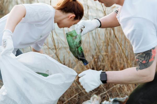 Widok osób sprzątających ziemię